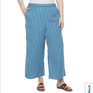 Wide leg pull-on pants size S